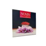 زعفران نگین ۸ گرمی نوین زعفران، بسته‌بندی لوکس مشکی، مناسب برای آشپزی حرفه‌ای و هدیه
